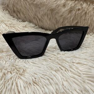 Chic Black Cat-Eye Sunglasses